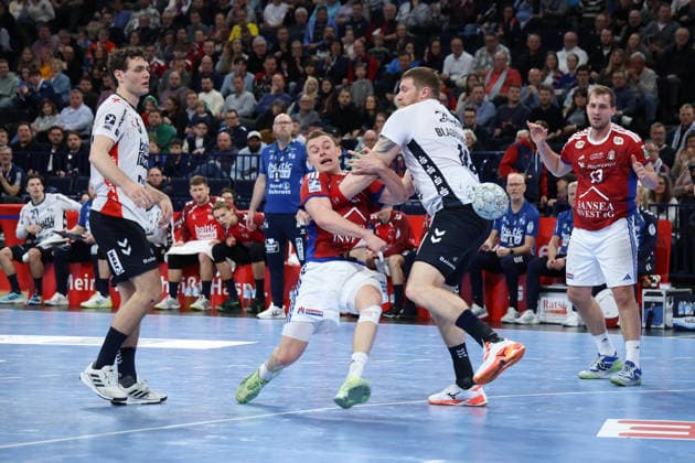 2026 02 15 xfsx Handballl 1 Bundesliga Hamburger Sportverein Handball SG Flensburg Handewitt v l Moritz Sauter 33, HSV Hamburg Handball , Blaz Blagotinsek 43, SG Flensburg Handewitt Copyright: HMBxMedia FernandoxSoares