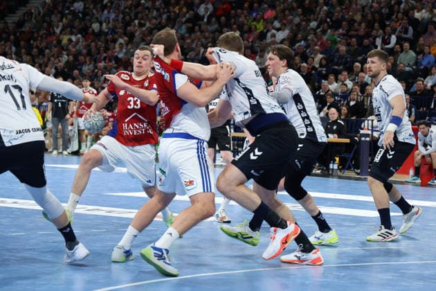 2026 02 15 xfsx Handballl 1 Bundesliga Hamburger Sportverein Handball SG Flensburg Handewitt v l Moritz Sauter 33, HSV Hamburg Handball , Niklas Weller 13, HSV Hamburg Handball is held by Blaz Blagotinsek 43, SG Flensburg Handewitt Copyright: HMBxMedia FernandoxSoares