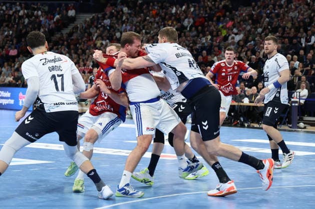 2026 02 15 xfsx Handballl 1 Bundesliga Hamburger Sportverein Handball SG Flensburg Handewitt v l Moritz Sauter 33, HSV Hamburg Handball , Niklas Weller 13, HSV Hamburg Handball is held by Blaz Blagotinsek 43, SG Flensburg Handewitt Copyright: HMBxMedia FernandoxSoares