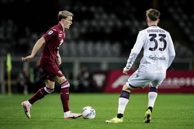 Torino™s Marcus Pedersen fights for the ball with Bologna s Juan Miranda during the Serie A soccer match between Torino and Bologna at the Stadio Olimpico Grande Torino in Turin, north west Italy - Sunday, February 15, 2025. - Soccer .  Copyright: xMarcoxAlpozzi LaPressex
