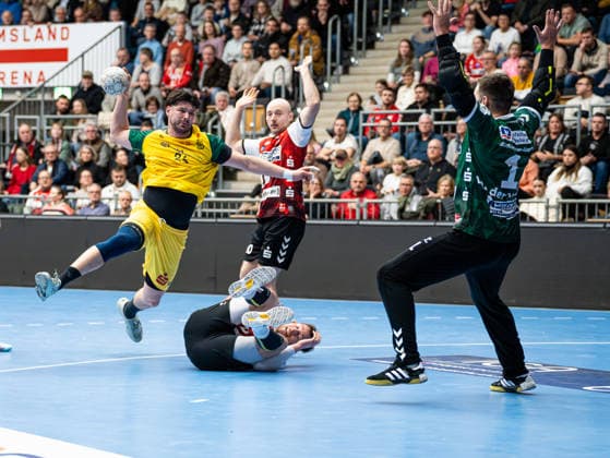 Philip Jungemann VfL Eintracht Hagen, 25 on goal throw against Kristian van der Merwe HSG Nordhorn Lingen, 01 HSG Nordhorn Lingen vs VfL Eintracht Hagen, Handball, 2 Bundesliga, Matchday 19, Season 2025 2026, 15 02 2026 HSG Nordhorn Lingen vs VfL Eintracht Hagen, Handball, 2 Bundesliga, Matchday 19, Season 2025 2026, 15 02 2026 Lingen Ems Copyright: xEibner-Pressefoto DamianxKruczynx EP_DKI