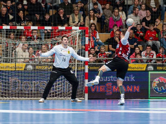 Frieder Bandlow HSG Nordhorn Lingen, 02 on a seven-meter penalty against Pascal Bochmann VfL Eintracht Hagen, 16 HSG Nordhorn Lingen vs VfL Eintracht Hagen, Handball, 2 Bundesliga, Matchday 19, Season 2025 2026, 15 02 2026 HSG Nordhorn Lingen vs VfL Eintracht Hagen, Handball, 2 Bundesliga, Matchday 19, Season 2025 2026, 15 02 2026 Lingen Ems Copyright: xEibner-Pressefoto DamianxKruczynx EP_DKI
