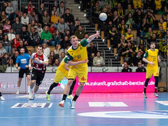 Jan von Boenigk VfL Eintracht Hagen, 95 throwing at the free goal HSG Nordhorn Lingen vs VfL Eintracht Hagen, Handball, 2 Bundesliga, Matchday 19, Season 2025 2026, 15 02 2026 HSG Nordhorn Lingen vs VfL Eintracht Hagen, Handball, 2 Bundesliga, Matchday 19, Season 2025 2026, 15 02 2026 Lingen Ems Copyright: xEibner-Pressefoto DamianxKruczynx EP_DKI