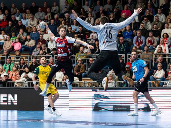 Elias Ruddatt HSG Nordhorn Lingen, 24 at the goal throw against Pascal Bochmann VfL Eintracht Hagen, 16 HSG Nordhorn Lingen vs VfL Eintracht Hagen, Handball, 2 Bundesliga, Matchday 19, Season 2025 2026, 15 02 2026 HSG Nordhorn Lingen vs VfL Eintracht Hagen, Handball, 2 Bundesliga, Matchday 19, Season 2025 2026, 15 02 2026 Lingen Ems Copyright: xEibner-Pressefoto DamianxKruczynx EP_DKI