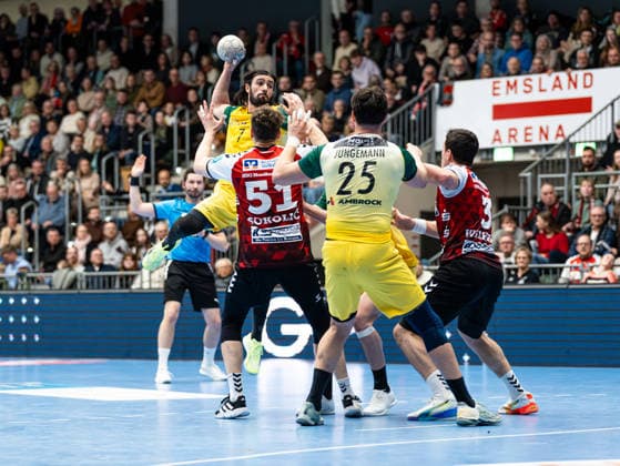 Pouya Norouzi VfL Eintracht Hagen, 07 throwing a shot on goal against Luka Sokolic HSG Nordhorn Lingen, 51 and Christian Wilhelm HSG Nordhorn Lingen, 03 HSG Nordhorn Lingen vs VfL Eintracht Hagen, Handball, 2 Bundesliga, Matchday 19, Season 2025 2026, 15 02 2026 HSG Nordhorn Lingen vs VfL Eintracht Hagen, Handball, 2 Bundesliga, Matchday 19, Season 2025 2026, 15 02 2026 Lingen Ems Copyright: xEibner-Pressefoto DamianxKruczynx EP_DKI