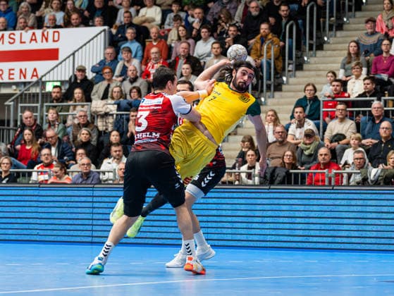 Pouya Norouzi VfL Eintracht Hagen, 07 at goal throw against Christian Wilhelm HSG Nordhorn Lingen, 03 HSG Nordhorn Lingen vs VfL Eintracht Hagen, Handball, 2 Bundesliga, Matchday 19, Season 2025 2026, 15 02 2026 HSG Nordhorn Lingen vs VfL Eintracht Hagen, Handball, 2 Bundesliga, Matchday 19, Season 2025 2026, 15 02 2026 Lingen Ems Copyright: xEibner-Pressefoto DamianxKruczynx EP_DKI