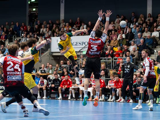 Luca Richter VfL Eintracht Hagen, 77 on goal throw against Christian Wilhelm HSG Nordhorn Lingen, 03 HSG Nordhorn Lingen vs VfL Eintracht Hagen, Handball, 2 Bundesliga, Matchday 19, Season 2025 2026, 15 02 2026 HSG Nordhorn Lingen vs VfL Eintracht Hagen, Handball, 2 Bundesliga, Matchday 19, Season 2025 2026, 15 02 2026 Lingen Ems Copyright: xEibner-Pressefoto DamianxKruczynx EP_DKI