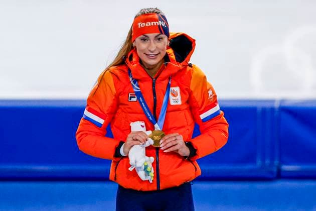 winner Femke Kok of the Netherlands smiling during the medal ceremony after Women s 500m, Milano Cortina 2026 Winter Olympics: Day 9, Speed skating, Eisschnelllauf - Milano Cortina 2026 Winter Olympics: Day 9, Milano Speed Skating Stadium, February 15, 2026, Milan, Italy.