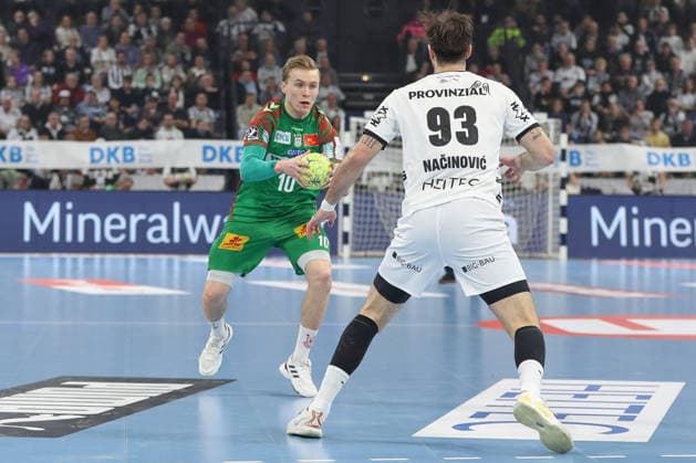 15 02 2026, xgox, Handball Daikin HBL THW Kiel SC Magdeburg emspor, v l Gisli Thorgeir Kristjansson Magdeburg, 10 am Ball, plays the ball Kiel