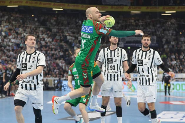 15 02 2026, xgox, Handball Daikin HBL THW Kiel SC Magdeburg emspor, v l Daniel Pettersson Magdeburg, 11 throws goal, goal scorer, scores goal, scores the goal Kiel