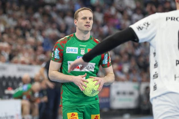 15 02 2026, xgox, Handball Daikin HBL THW Kiel SC Magdeburg emspor, v l Omar Ingi Magnusson Magdeburg, 14 on the ball, plays the ball Kiel