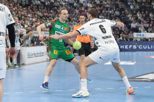 15 02 2026, xgox, Handball Daikin HBL THW Kiel SC Magdeburg emspor, v l Omar Ingi Magnusson Magdeburg, 14, Harald Reinkind Kiel, 6 duel, duel, fight, tackle Kiel
