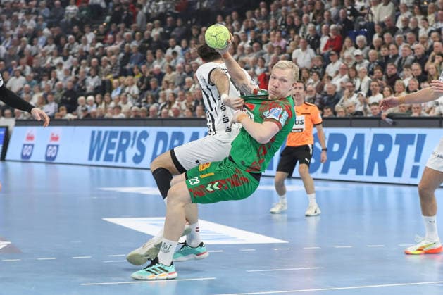 15 02 2026, xgox, Handball Daikin HBL THW Kiel SC Magdeburg emspor, v l Veron Nacinovic Kiel, 93 , Magnus Saugstrup Magdeburg, 23 duel, duel, fight, tackle Kiel