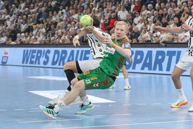15 02 2026, xgox, Handball Daikin HBL THW Kiel SC Magdeburg emspor, v l Veron Nacinovic Kiel, 93 , Magnus Saugstrup Magdeburg, 23 duel, duel, fight, tackle Kiel