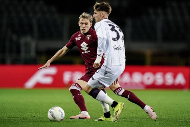Torino™s Marcus Pedersen fights for the ball with Bologna s Juan Miranda during the Serie A soccer match between Torino and Bologna at the Stadio Olimpico Grande Torino in Turin, north west Italy - Sunday, February 15, 2025. - Soccer .  Copyright: xMarcoxAlpozzi LaPressex