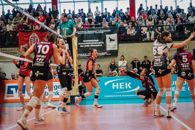 Volleyball Women Season 2025 2026 Volleyball Bundesliga ETV Hamburger Volksbank Volleys vs Schwarz Weiß Erfurt 15 02 2026 Erfurt cheers after the victory f l Kinga Szücs 10, Schwarz Weiß Erfurt , Elizabeth Sandbothe 2, Schwarz Weiß Erfurt , Isabel Kovacic 11, Schwarz Weiß Erfurt , Alianza Darley 14, Schwarz Weiß Erfurt , Mia Anna Stauß 55, Schwarz Weiß Erfurt and Emilie Respaut 5, Schwarz Weiß Erfurt Hamburg Sporthalle Hoheluft Hamburg Germany