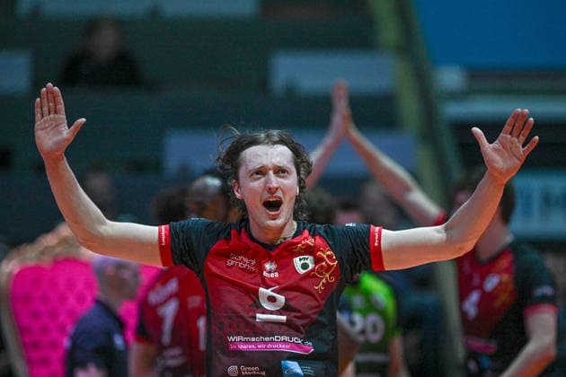 VBL MTV Ludwigsburg BR Recycling Volleys 15 02 2026 Volleyball, 1 Bundesliga, Men, Season 2025 26, Barock Volleys MTV Ludwigsburg in Red Black vs Berlin Recycling Volleys in Orange Black , Ben Simon Bonin,, cheers in the dark after winning the challenge, Copyright: xBEAUTIFULxSPORTS TomxBlochx