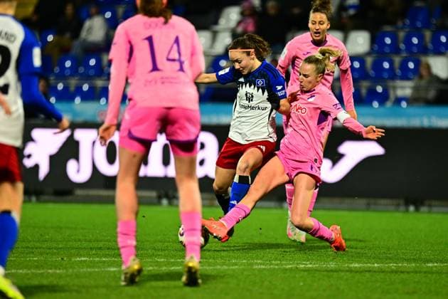 Franziska Harsch 17 TSG Hoffenheim in a duel with Melanie Brunnthaler 11 Hamburger SV , while Vanessa Diehm 6 TSG Hoffenheim watches closely GPFBL TSG Hoffenheim Hamburger SV Copyright: xMichaelxGelhardtx