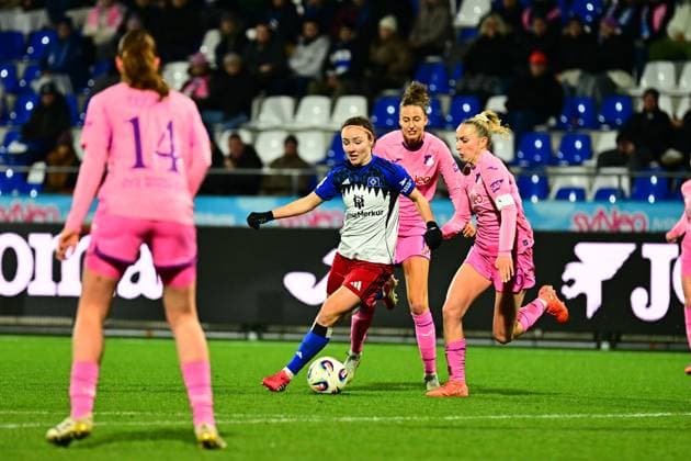 Franziska Harsch 17 TSG Hoffenheim and Vanessa Diehm 6 TSG Hoffenheim defending against Melanie Brunnthaler 11 Hamburger SV in a duel for the ball GPFBL TSG Hoffenheim Hamburger SV Copyright: xMichaelxGelhardtx