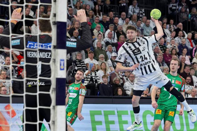 Goalkeeper Sergey Hernandez Ferrer SC Magdeburg and Lukas Zerbe THW Kiel battle for the ball, DAIKIN Handball Bundesliga, THW Kiel v SC Magdeburg, Wunderino Arena on February 15, 2026 in Kiel, Germany Photo by Marco Steinbrenner DeFodi Images Goalkeeper Sergey Hernandez Ferrer SC Magdeburg and Lukas Zerbe THW Kiel battle for the ball, DAIKIN Handball Bundesliga, THW Kiel v SC Magdeburg, Wunderino Arena, February 15, 2026 in Kiel, Germany Photo by Marco Steinbrenner DeFodi Images