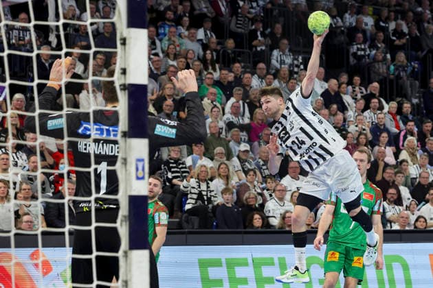 Goalkeeper Sergey Hernandez Ferrer SC Magdeburg and Lukas Zerbe THW Kiel battle for the ball, DAIKIN Handball Bundesliga, THW Kiel v SC Magdeburg, Wunderino Arena on February 15, 2026 in Kiel, Germany Photo by Marco Steinbrenner DeFodi Images Goalkeeper Sergey Hernandez Ferrer SC Magdeburg and Lukas Zerbe THW Kiel battle for the ball, DAIKIN Handball Bundesliga, THW Kiel v SC Magdeburg, Wunderino Arena, February 15, 2026 in Kiel, Germany Photo by Marco Steinbrenner DeFodi Images