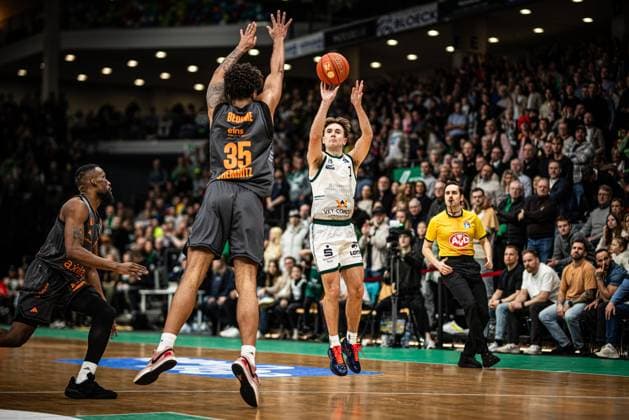 Steven Ashworth Gladiators Trier in a duel with John Newman III Chemnitz 99ers and Roman Bedime Chemnitz 99ers , Vet Concept Gladiators Trier vs Chemnitz 99ers, Basketball, easyCredit BBL, Matchday 20, Season 2025 2026, 15 02 2026 Vet Concept Gladiators Trier vs Chemnitz 99ers, Basketball, easyCredit BBL, Matchday 20, Season 2025 2026, 15 02 2026 Copyright: xEibner-Pressefoto AlexanderxNeisx EP_ANS