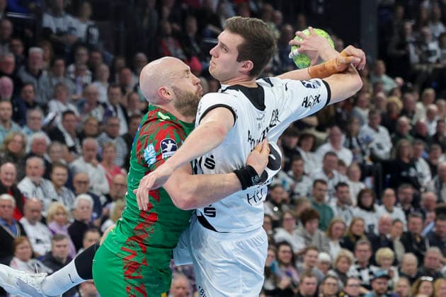 Oscar Bergendahl SC Magdeburg and Nikola Bilyk THW Kiel battle for the ball, DAIKIN Handball Bundesliga, THW Kiel v SC Magdeburg, Wunderino Arena on February 15, 2026 in Kiel, Germany Photo by Marco Steinbrenner DeFodi Images Oscar Bergendahl SC Magdeburg and Nikola Bilyk THW Kiel battle for the ball, DAIKIN Handball Bundesliga, THW Kiel v SC Magdeburg, Wunderino Arena, February 15, 2026 in Kiel, Germany Photo by Marco Steinbrenner DeFodi Images