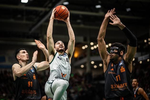 Clayton Guillozet Gladiators Trier in a duel with Yordan Minchev Chemnitz 99ers and Kostja Mushidi Chemnitz 99ers , Vet Concept Gladiators Trier vs Chemnitz 99ers, Basketball, easyCredit BBL, Matchday 20, Season 2025 2026, 15 02 2026 Vet Concept Gladiators Trier vs Chemnitz 99ers, Basketball, easyCredit BBL, Matchday 20, Season 2025 2026, 15 02 2026 Copyright: xEibner-Pressefoto AlexanderxNeisx EP_ANS