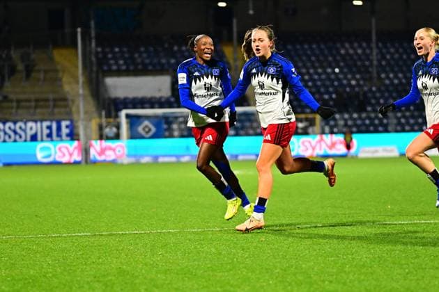 Paulina Bartz 37 Hamburger SV and Magou Doucoure 2 Hamburger SV run together in action GPFBL TSG Hoffenheim Hamburger SV Copyright: xMichaelxGelhardtx