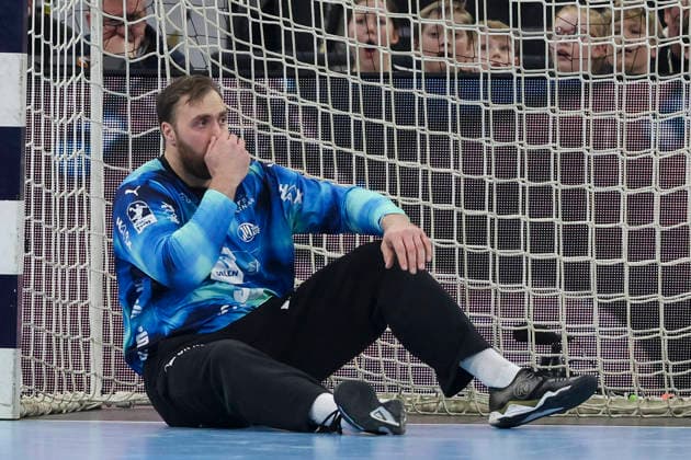 Goalkeeper Andreas Wolff THW Kiel touches his nose after being hit in the face and then goes to the bench, DAIKIN Handball Bundesliga, THW Kiel v SC Magdeburg, Wunderino Arena on February 15, 2026 in Kiel, Germany Photo by Marco Steinbrenner DeFodi Images Torhueter Andreas Wolff THW Kiel touches his nose after being hit in the face and then goes to the bench, DAIKIN Handball Bundesliga, THW Kiel v SC Magdeburg, Wunderino Arena, February 15, 2026 in Kiel, Germany Photo by Marco Steinbrenner DeFodi Images