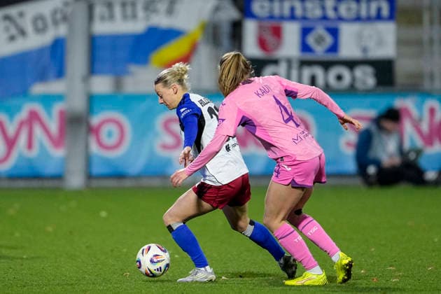 v li Sophie Hillebrand HSV, 22 , Lisann Kaut TSG, 4 , duel, duel, tackle, tackling, dynamics, action, action, 15 02 2026, Sinsheim Hoffenheim Germany , Football, Google Pixel Women Bundesliga, TSG 1899 Hoffenheim Hamburger SV, DFB DFL REGULATIONS PROHIBIT ANY USE OF PHOTOGRAPHS AS IMAGE SEQUENCES AND OR QUASI VIDEO xozx