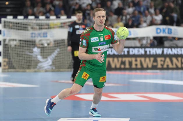 15 02 2026, xgox, Handball Daikin HBL THW Kiel SC Magdeburg emspor, v l Omar Ingi Magnusson Magdeburg, 14 on the ball, plays the ball Kiel
