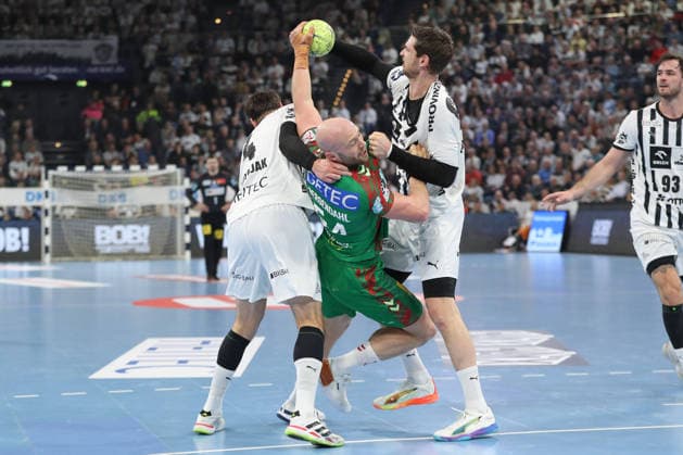 15 02 2026, xgox, Handball Daikin HBL THW Kiel SC Magdeburg emspor, v l Domagoj Duvnjak Kiel, 4 , Oscar Bergendahl Magdeburg, 54 , Hendrik Pekeler Kiel, 61 duel, duel, fight, tackle Kiel
