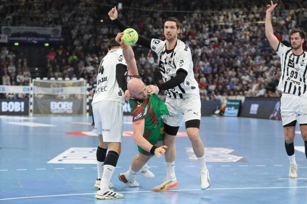15 02 2026, xgox, Handball Daikin HBL THW Kiel SC Magdeburg emspor, v l Domagoj Duvnjak Kiel, 4 , Oscar Bergendahl Magdeburg, 54 , Hendrik Pekeler Kiel, 61 duel, duel, fight, tackle Kiel