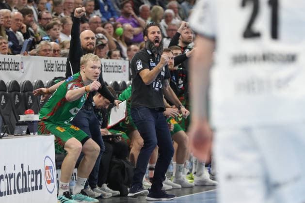 15 02 2026, xgox, Handball Daikin HBL THW Kiel SC Magdeburg emspor, v l Bennet Wiegert Magdeburg, coach jubilation, goal celebration, celebrate the goal, celebration Kiel