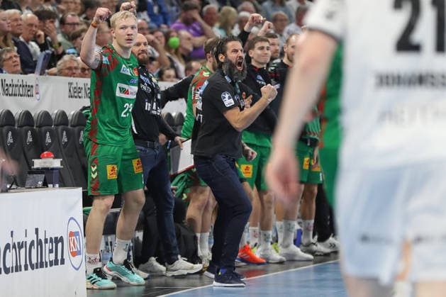 15 02 2026, xgox, Handball Daikin HBL THW Kiel SC Magdeburg emspor, v l Bennet Wiegert Magdeburg, coach jubilation, goal celebration, celebrate the goal, celebration Kiel