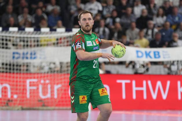 15 02 2026, xgox, Handball Daikin HBL THW Kiel SC Magdeburg emspor, v l Albin Lagergren Magdeburg, 21 on the ball, plays the ball Kiel