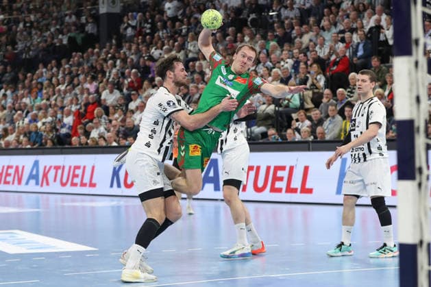 15 02 2026, xgox, Handball Daikin HBL THW Kiel SC Magdeburg emspor, v l Veron Nacinovic Kiel, 93 , Felix Claar Magdeburg, 7 duel, duel, fight, tackle Kiel