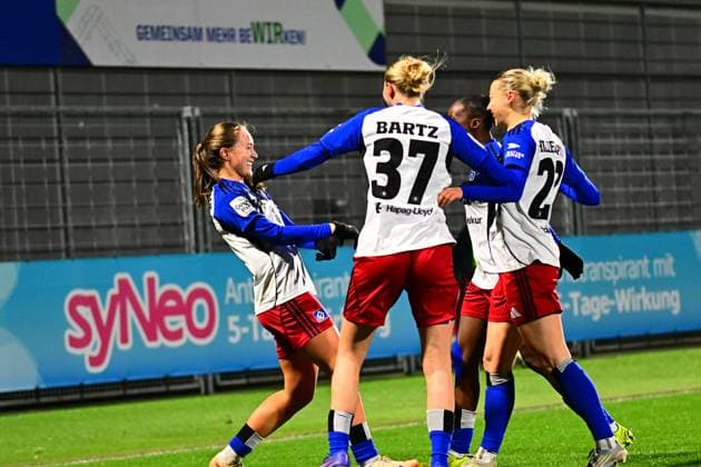 Paulina Bartz 37 Hamburger SV , Sophie Hillebrand 22 Hamburger SV and other players celebrate together GPFBL TSG Hoffenheim Hamburger SV Copyright: xMichaelxGelhardtx