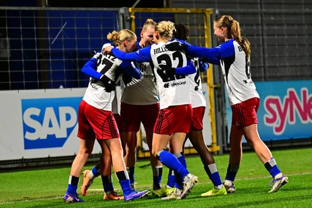 Svea Stoldt 8 Hamburger SV celebrates with teammates after scoring GPFBL TSG Hoffenheim Hamburger SV Copyright: xMichaelxGelhardtx