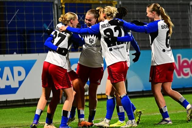 Svea Stoldt 8 Hamburger SV celebrates with teammates in the foreground GPFBL TSG Hoffenheim Hamburger SV Copyright: xMichaelxGelhardtx