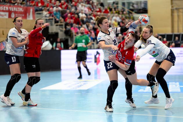 Natsuki Aizawa Thueringer HC, 23 , Pipy Wolfs Motherson Mosonmagyarovari KC, 22 , Eszter Toeth Motherson Mosonmagyarovari KC, 02 GER, Thueringer HC vs Motherson Mosonmagyarovari KC , Handball, EHF European League Women, Group Phase , Season 2025 2026, 15 02 2026 GER, Thueringer HC vs Motherson Mosonmagyarovari KC , Handball, EHF European League Women, Group Phase , Season 2025 2026, 15 02 2026 Bad Langensalza Copyright: xEibner-Pressefoto MartinxHerbstx EP_MHT