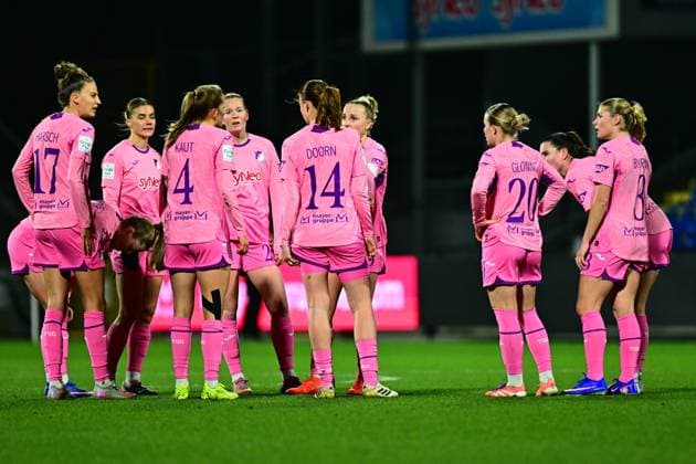 Franziska Harsch 17 TSG Hoffenheim , Nikee van Dijk 25 TSG Hoffenheim , Vanessa Diehm 6 TSG Hoffenheim , Emilie Byrnak 3 TSG Hoffenheim and Selina Cerci 29 TSG Hoffenheim in intensive team talk GPFBL TSG Hoffenheim Hamburger SV Copyright: xMichaelxGelhardtx