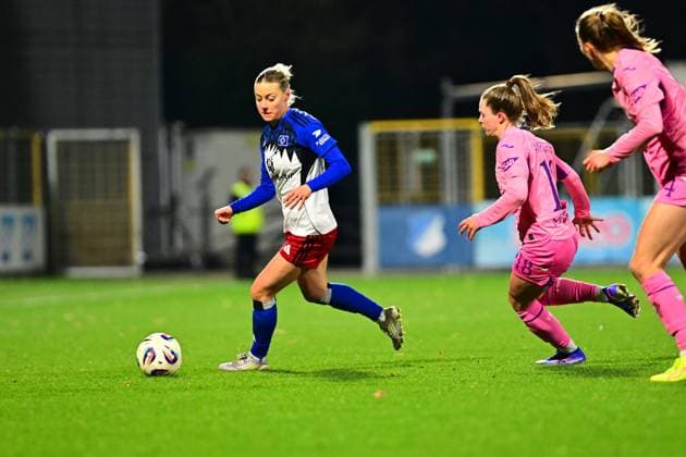 Sophie Hillebrand 22 Hamburger SV with the ball while Valesca Ampoorter 18 TSG Hoffenheim defends GPFBL TSG Hoffenheim Hamburger SV Copyright: xMichaelxGelhardtx