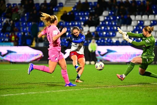 Laura Dick 1 TSG Hoffenheim deflects Camilla Linberg 47 Hamburger SVs shot GPFBL TSG Hoffenheim Hamburger SV Copyright: xMichaelxGelhardtx