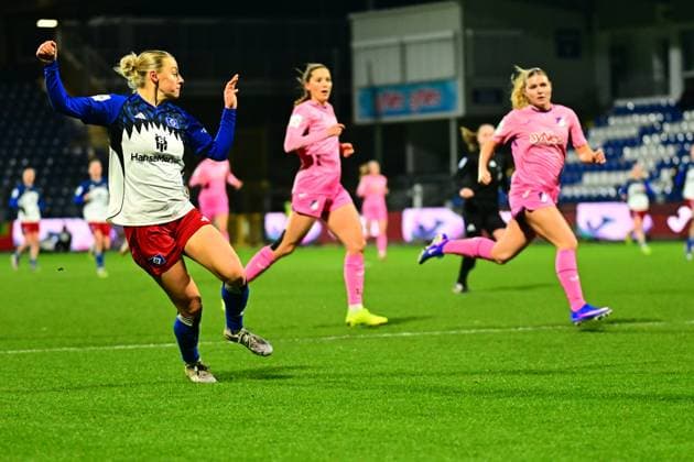 Sophie Hillebrand 22 Hamburger SV in a duel with Lisann Kaut 4 TSG Hoffenheim and Emilie Byrnak 3 TSG Hoffenheim defend resolutely GPFBL TSG Hoffenheim Hamburger SV Copyright: xMichaelxGelhardtx