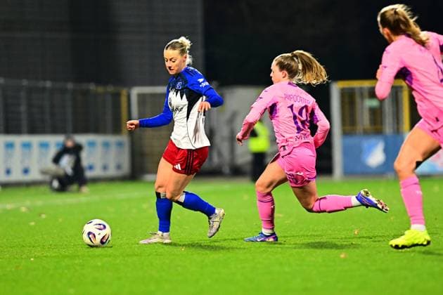 Sophie Hillebrand 22 Hamburger SV with the ball while Valesca Ampoorter 18 TSG Hoffenheim defends GPFBL TSG Hoffenheim Hamburger SV Copyright: xMichaelxGelhardtx