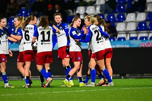 Jonna Wrede 26 Hamburger SV , Lotta Wrede 32 Hamburger SV , Pauline Machtens 28 Hamburger SV and Svea Stoldt 8 Hamburger SV celebrate together on the pitch GPFBL TSG Hoffenheim Hamburger SV Copyright: xMichaelxGelhardtx