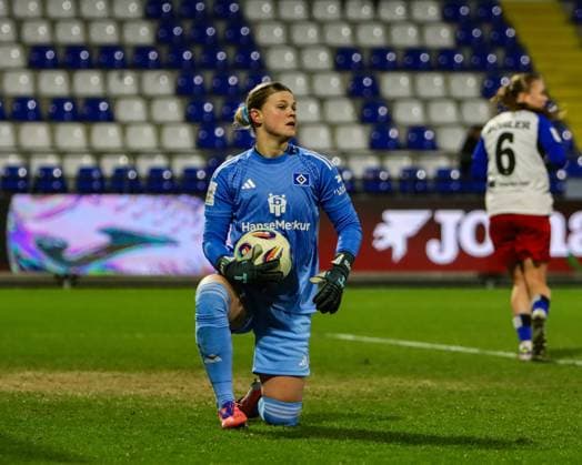 Lea Paulick 25 Hamburger SV keeps the ball safely in the goal GPFBL TSG Hoffenheim Hamburger SV Copyright: xMichaelxGelhardtx