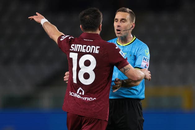 Turin, Italy, 15th February 2026. Giovanni Simeone of Torino FC discusses with the Referee Francesco Fourneau during the Torino vs Bologna Serie A match at Stadio Grande Torino, Turin. Picture credit should read: Jonathan Moscrop Sportimage EDITORIAL USE ONLY. No use with unauthorised audio, video, data, fixture lists, club league logos or live services. Online in-match use limited to 120 images, no video emulation. No use in betting, games or single club league player publications. SPI_010_TORO_BOLOGNA SPI-4525-0010